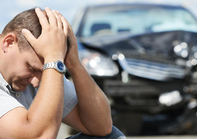 Causa incidente, fugge e invita tutti a prendere la targa