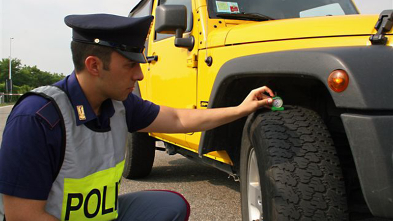 Vacanze sicure 2014: al via 10.000 controlli della Polizia Stradale ai pneumatici