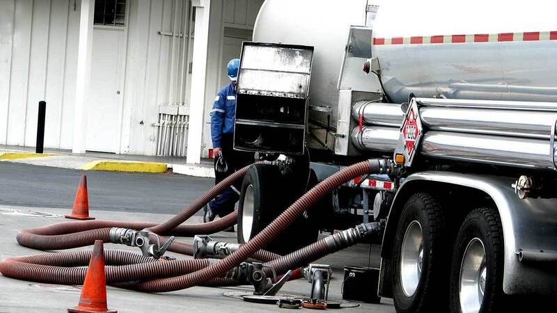 Benzina: tasse oltre il 60%. Ridurre le accise o chiudere fino a 7.000 distributori?