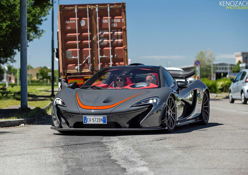 Horacio Pagani immortalato al volante di una... McLaren P1!