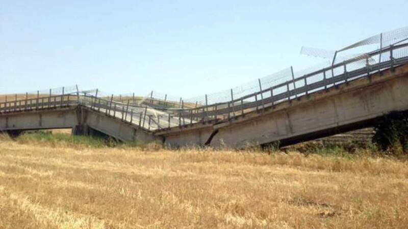 Agrigento, crolla un ponte: due auto precipitano, quattro feriti. E non &egrave; la prima volta