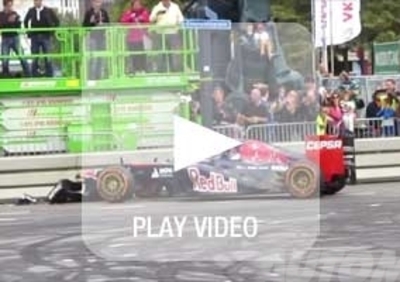 Verstappen, in F1 a 17 anni: incidente durante uno show per la Toro Rosso [video]