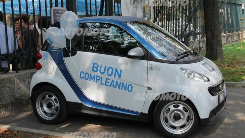 car2go compie un anno in Italia: auguri alle smart bianco-azzurre