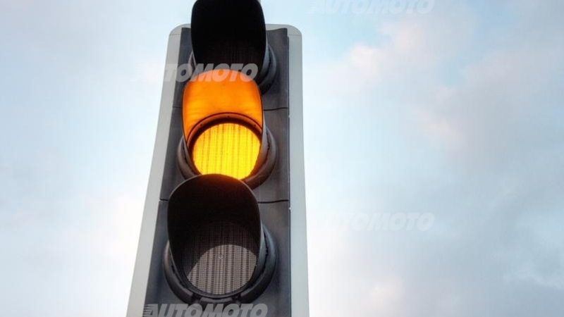 Durata del giallo al semaforo: mai inferiore a 3 secondi. La sentenza