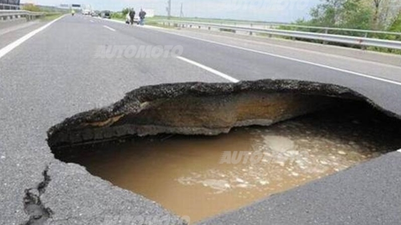 Buche e strade come groviera, dimezzato il consumo di asfalto. I numeri del crollo