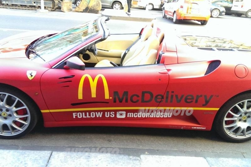 Hai voglia di McDonalds? Te lo porta a casa la Ferrari F430 Spider