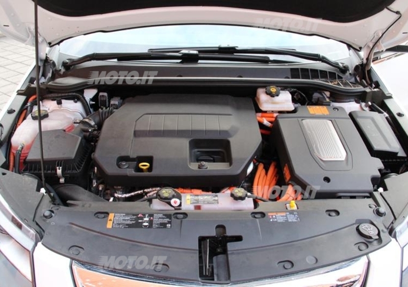 Motori termici, fine della storia? Non proprio, l'auto elettrica pu&ograve; aspettare