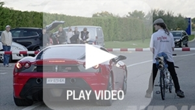 Una bici svernicia una Ferrari F430 a 333 km/h. Ed &egrave; tutto vero [video]