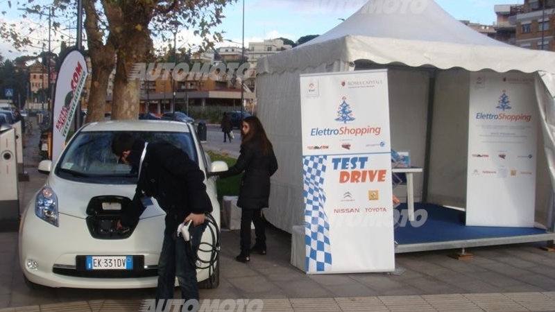 Roma. Shopping di natale con un&#039;auto elettrica