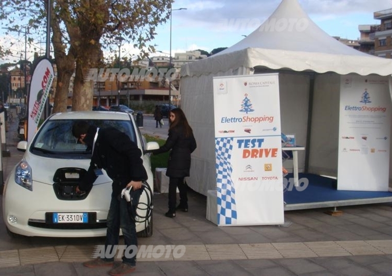 Roma. Shopping di natale con un&#039;auto elettrica