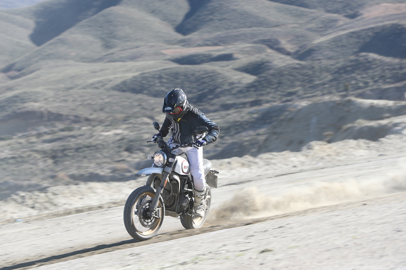 La Desert Sled non sar&agrave; mai una moto da offroad difficile. Con lei vai su asfalto (anche in due) e - quando ti scappa - inizi a giocare in fuoristrada