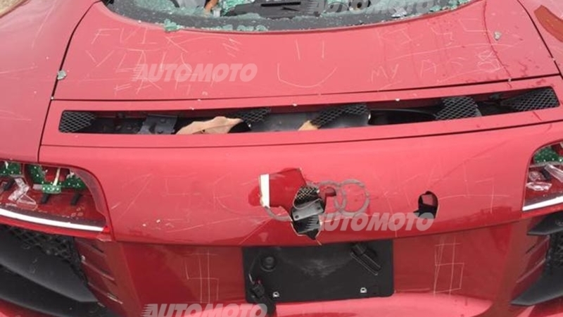 Marito tradisce la moglie. Lei si vendica disintegrando la sua Audi R8