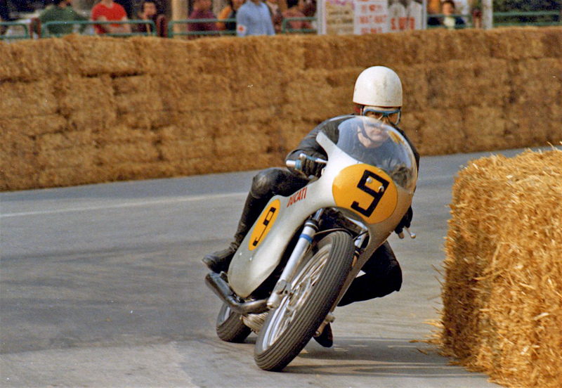 Spaggiari con la Ducati 500 bicilindrica in azione durante una gara romagnola nel 1971. Le balle di paglia non mancano, ma ormai i circuiti cittadini non sono pi&ugrave; adeguati alle moto da GP&hellip; (foto cortesemente fornita da Gianni Perrone)