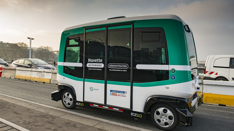 A Parigi arrivano i minibus a guida autonoma [Video]