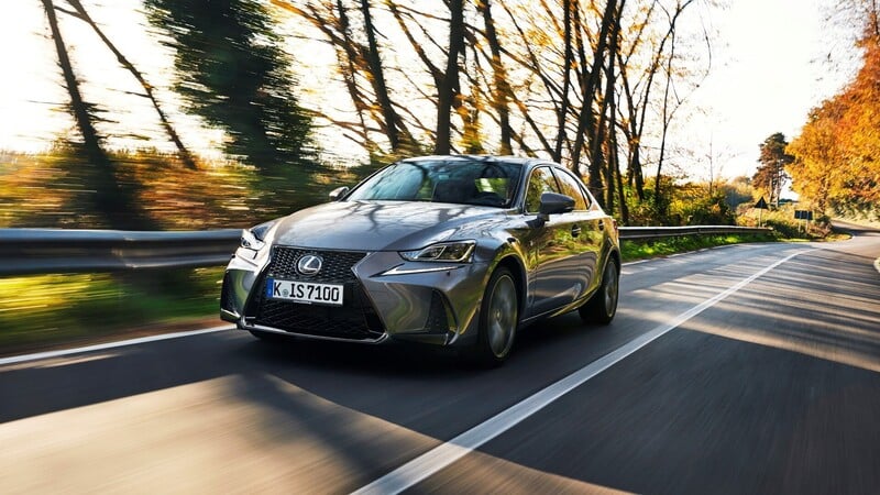 Nuova Lexus IS 300h: superato il milione si rif&agrave; il trucco [Video primo test]