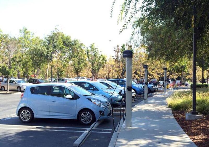 Aree di ricarica auto elettriche, scatta il divieto di sosta