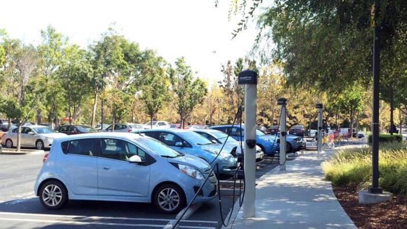 Aree di ricarica auto elettriche, scatta il divieto di sosta