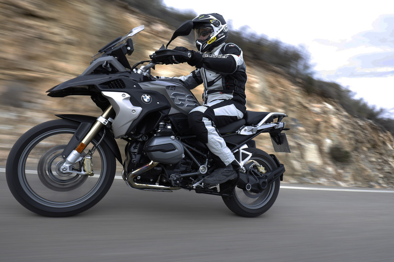 La BMW R1200GS in versione Exclusive. Ha un livrea dedicata e la scritta GS sul serbatoio