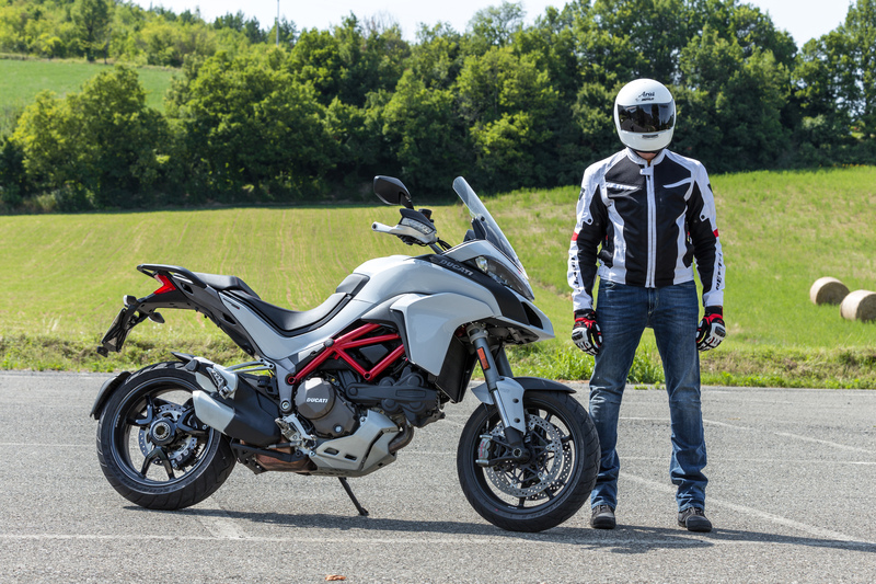 Maurizio Gissi (ma in redazione &egrave; per tutti Gix) con la Ducati Multistrada 1200S. Indossa: Casco Arai, giacca Rev&#039;it!, jeans Spidi, guanti Alpinestars, scarpe Dainese