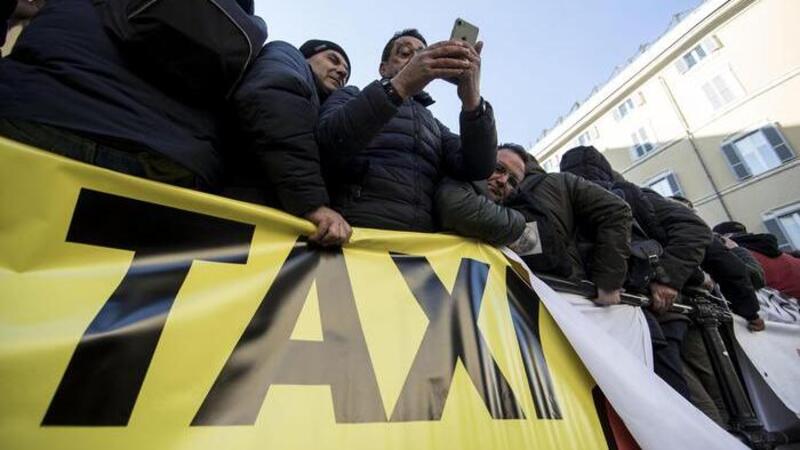 Taxi, sesto giorno di proteste. Manifestazione a Montecitorio
