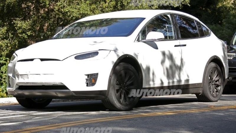 Tesla Model X: ecco le immagini spia del SUV elettrico