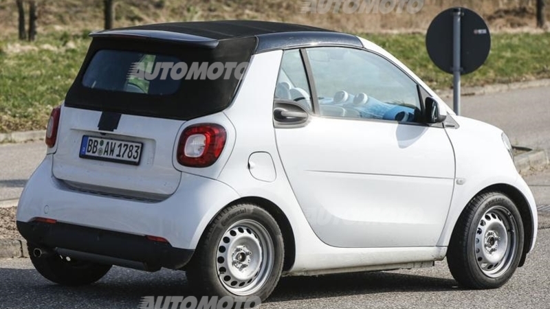 Nuova smart fortwo cabrio: ecco il muletto