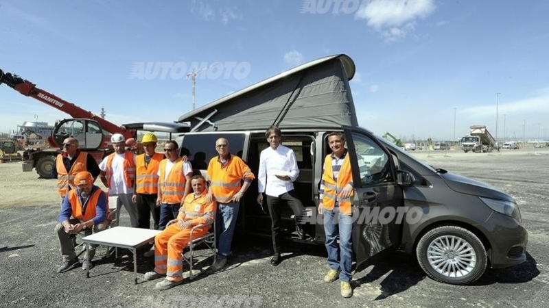 Davide Oldani cucina per gli operai di Expo 2015 sul Mercedes Marco Polo