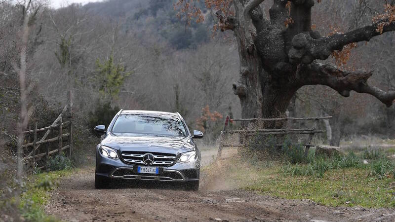 Nel fuoristrada, Classe E rivela la sua natura All-Terrain: guida sicura e nessun traguardo vietato