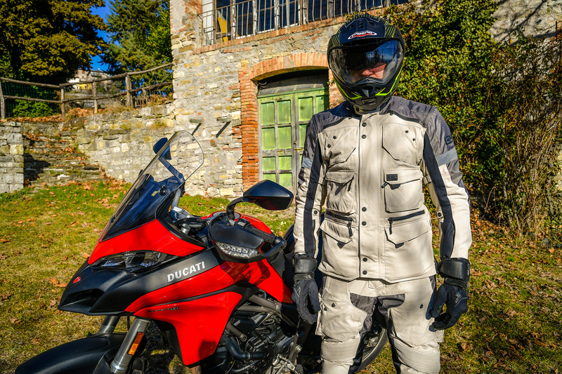 Maurizio Gissi vicino alla Ducati (casco Caberg, completo OJ Desert EVO, stivali TCX)