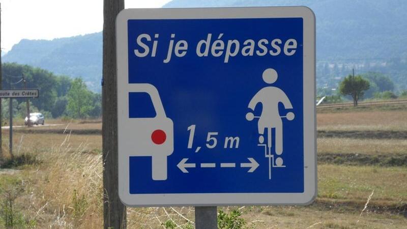 La bici? Si sorpassa ad almeno 1 metro e mezzo. Ecco la proposta di legge