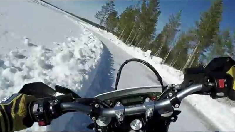 Husqvarna 701 Supermoto: la sfida in pista sul ghiaccio