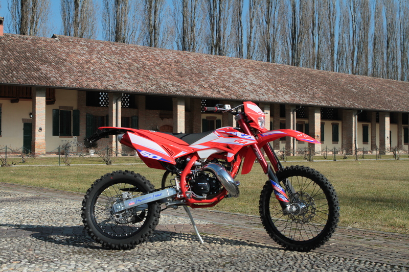 La RR Enduro 50 Factory rappresenta il top di gamma della Casa fiorentina tra i cinquantini da enduro. Costa 3.840 euro