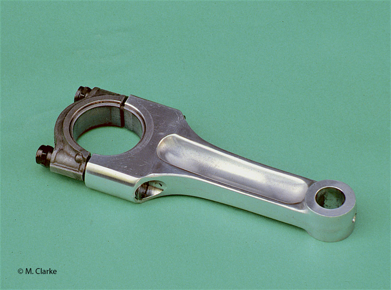 In passato le bielle forgiate in lega di alluminio hanno avuto una certa diffusione. Le impiegavano tipicamente i motori inglesi a due e a tre cilindri (questa &egrave; di un Triumph Trident). A suo tempo hanno avuto qualche rara utilizzazione anche in Germania e in Italia, ma da anni sono cadute nel dimenticatoio