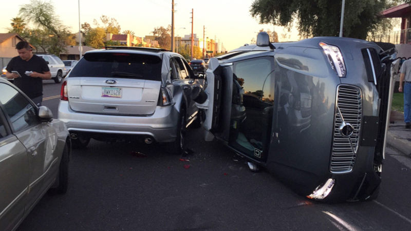 Guida autonoma, incidente per l&#039;auto di Uber. Test sospesi