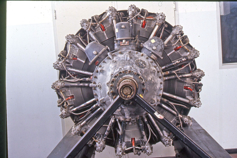 Vista frontale del motore Pratt &amp; Whitney R-2800, dotato di 18 cilindri disposti su due &ldquo;stelle&rdquo;. La cilindrata &egrave; di 45,9 litri e la potenza dell&rsquo;ordine di 2000 cavalli (variava a seconda delle versioni). Sono ben visibili i tubetti all&rsquo;interno dei quali passano le aste della distribuzione