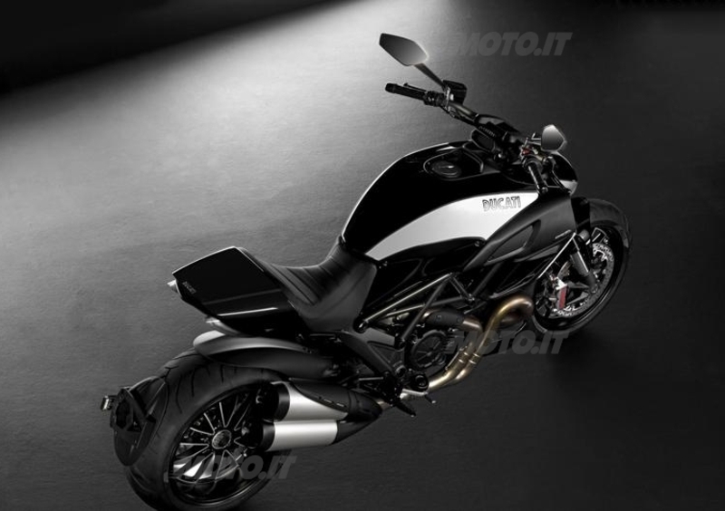 Ducati Diavel 1200 Diavel 1200 Cromo (2012) (2)