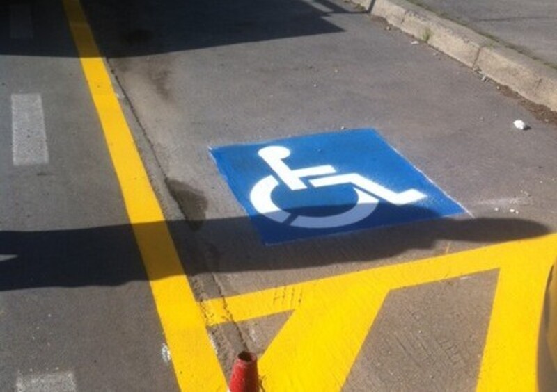 Parcheggia nel posto per disabili: condanna per violenza privata