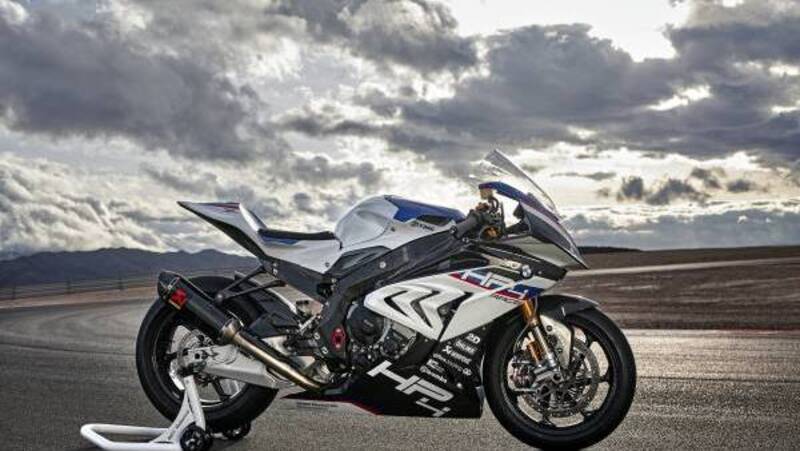 BMW HP4 RACE. La speciale 1000 RR in serie limitata da 80.000 euro